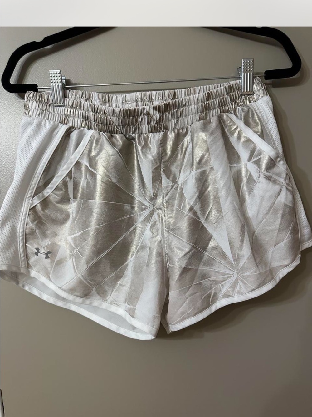 Under Armour White HeatGear Loose Fit Bedding Top